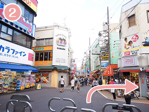 学芸大学駅をでて、右手の路地へ。