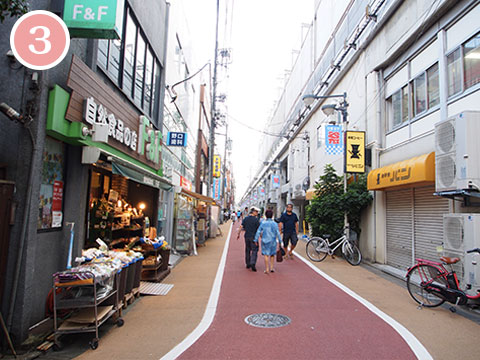 学芸大学駅近くの路地を進む。